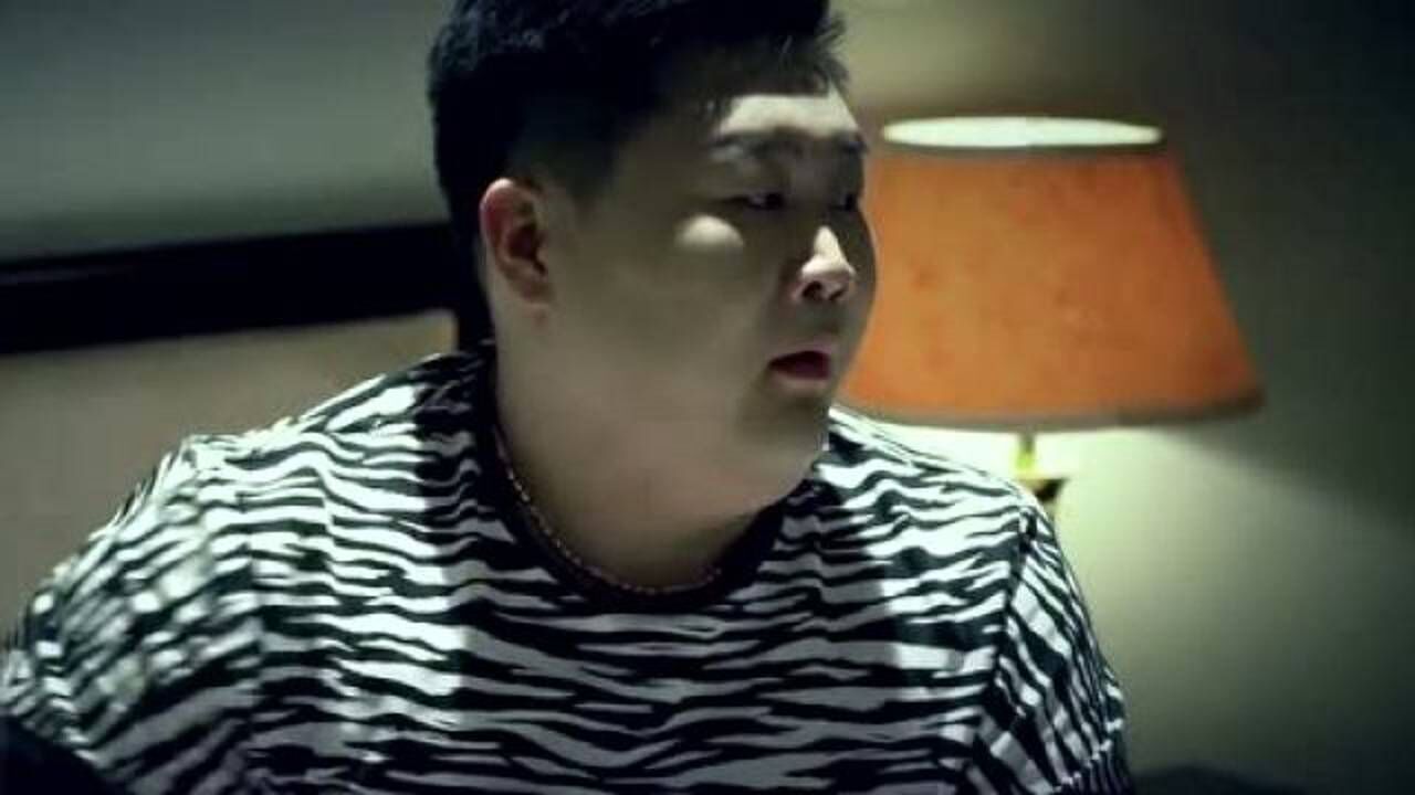 荒野加油站胖子在床上锻炼身体看到床头的东西起了兴致