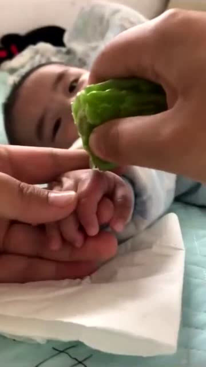 儿子不要怪妈妈你吃手吃的一直流口水手指都被吃变形了