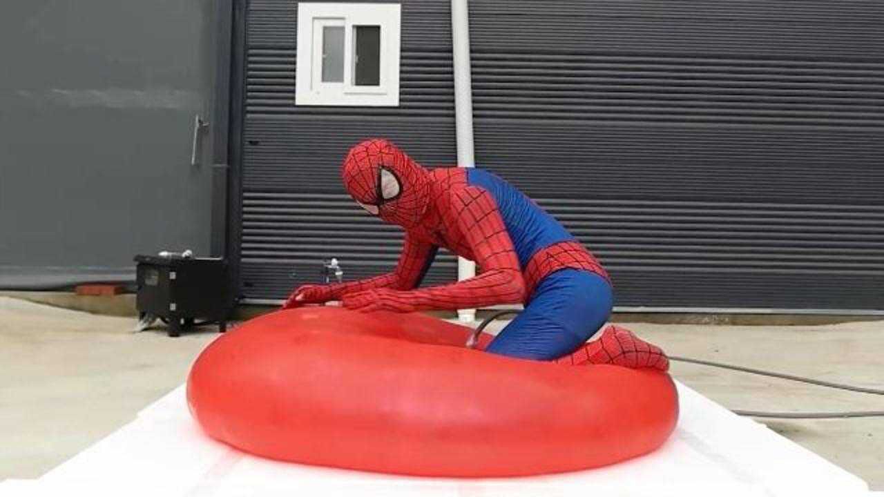 蜘蛛侠把水气球压爆