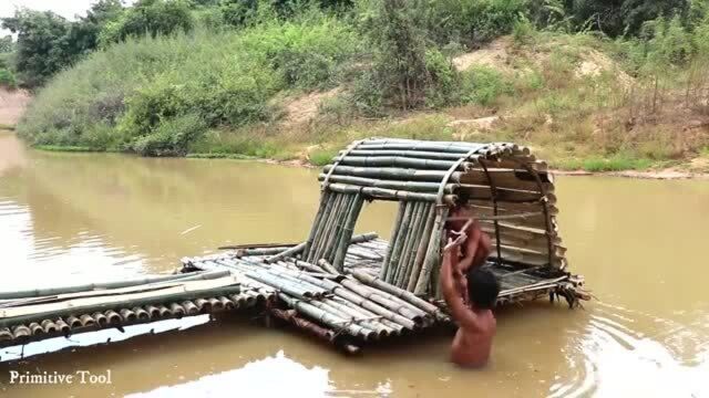 原始生活:这俩小哥在河边利用竹子建造水上船屋就是为了钓鱼