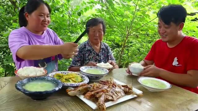 胖妹在家做咸水鸭给老公改善伙食,肥而不腻,肉质Q弹,配米饭吃绝了!