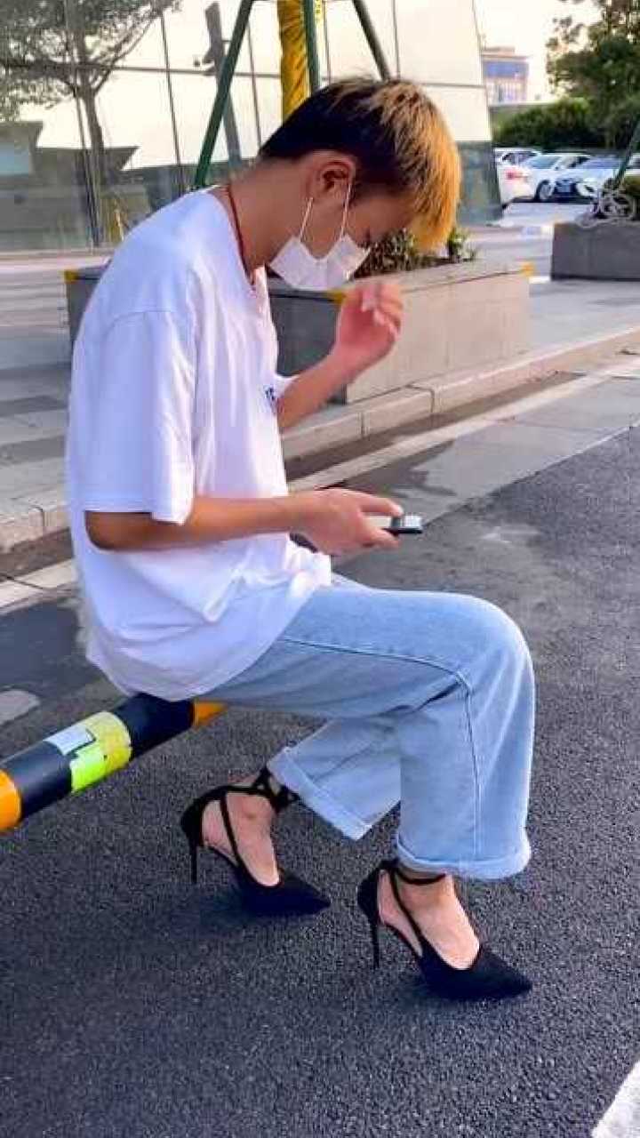 男生穿高跟鞋走拍是什么样的感觉这样的画风让我有些承受不住了