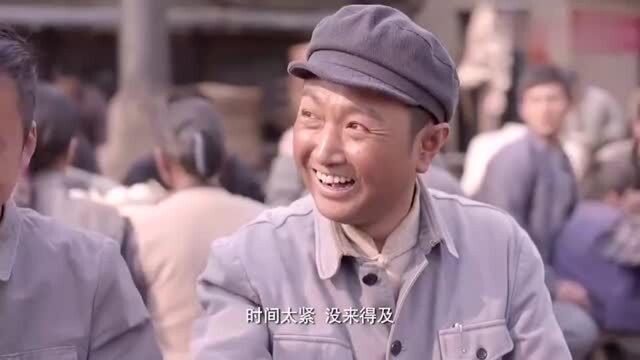 公社大食堂成立,大伙都来吃饭,看这饭量,粮库也撑不住