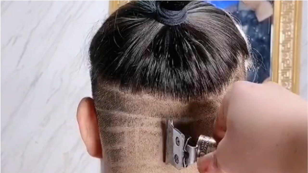 美女生气了把后脑勺的头发全剃掉这是把姑娘刮成了一个纯爷们吗