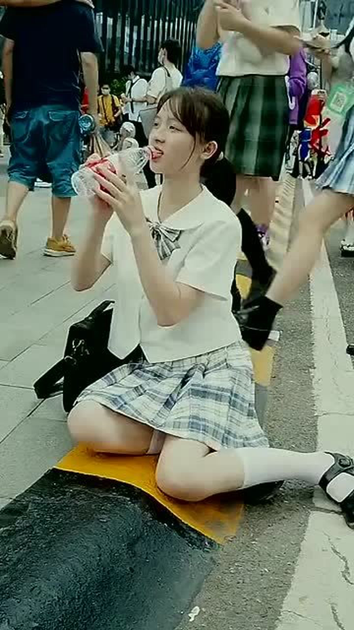 漫展遇到jk制服小姐姐,怎么就原地坐下了