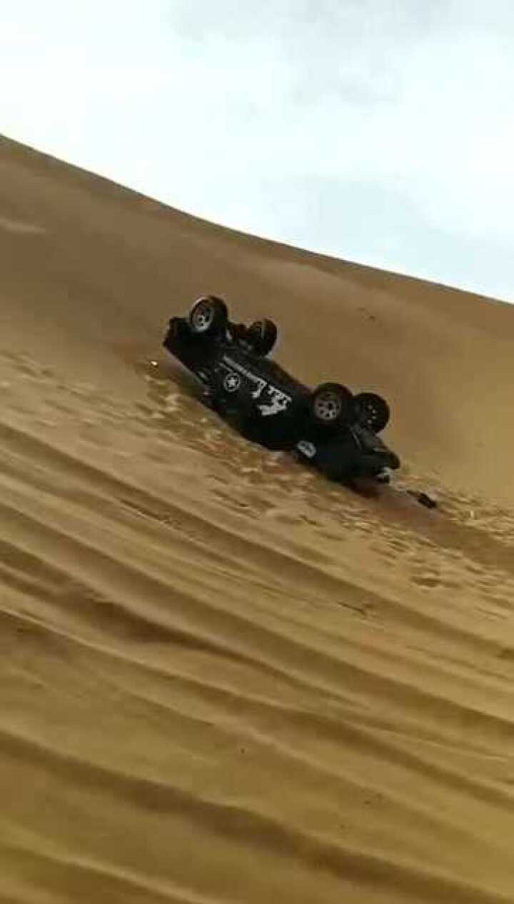 沙漠翻车,基本上是报废车了