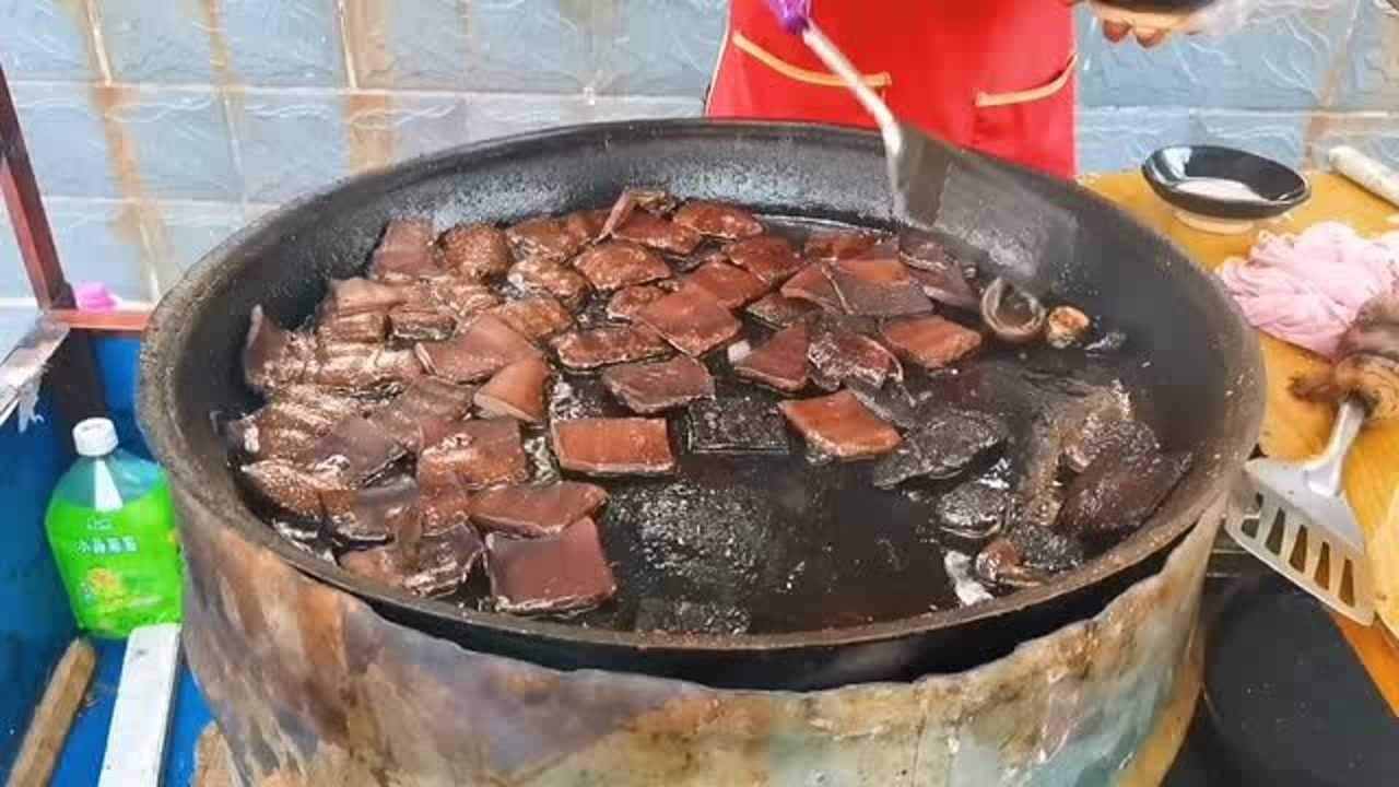 古都安阳特色美食煎血鲜香可口不吃一次你都不算来过安阳