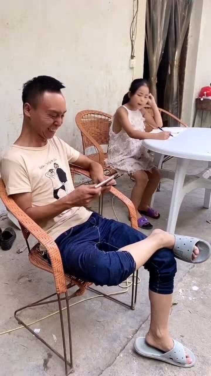 不务正业的男人不要也罢孩子写作业爸爸却玩游戏女子忍无可忍暴打太
