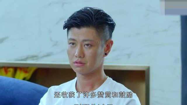 演员赵荀拍戏时不用替身,从上楼摔下,为了角色狠心剃成光头