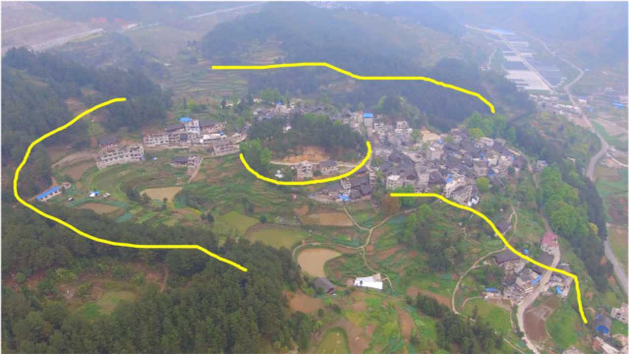 整个村子位置最好的地方,众山环绕,简直就是风水宝地