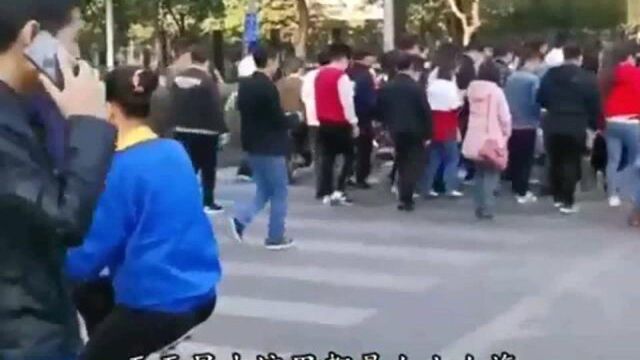 广东东莞:50000人电子厂,有150多人围在厂门口,在干什么?