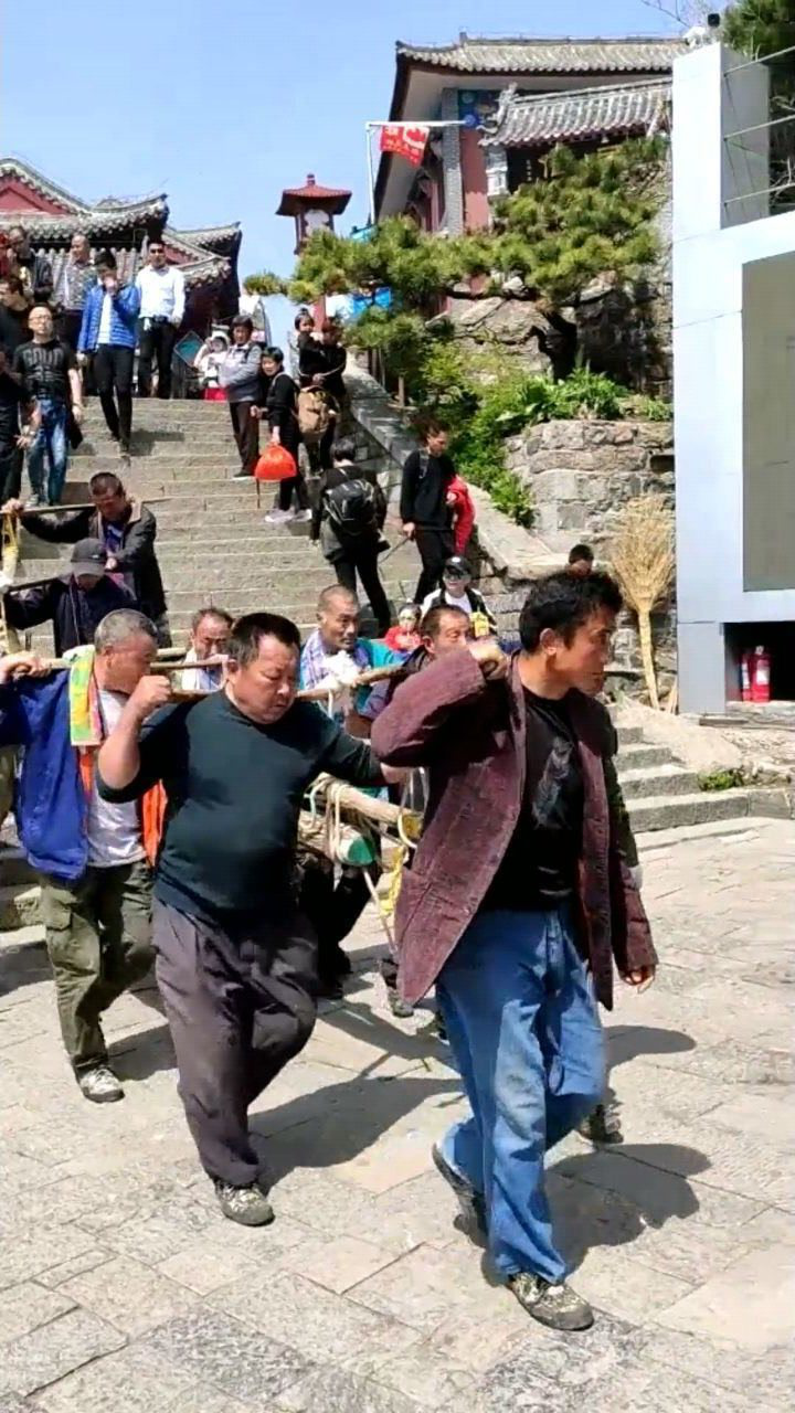 泰山挑山工,十二人抬大件