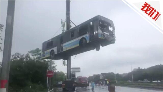 台州椒江一公交车行驶中滑入路边河沟 车内所有人员均已上岸