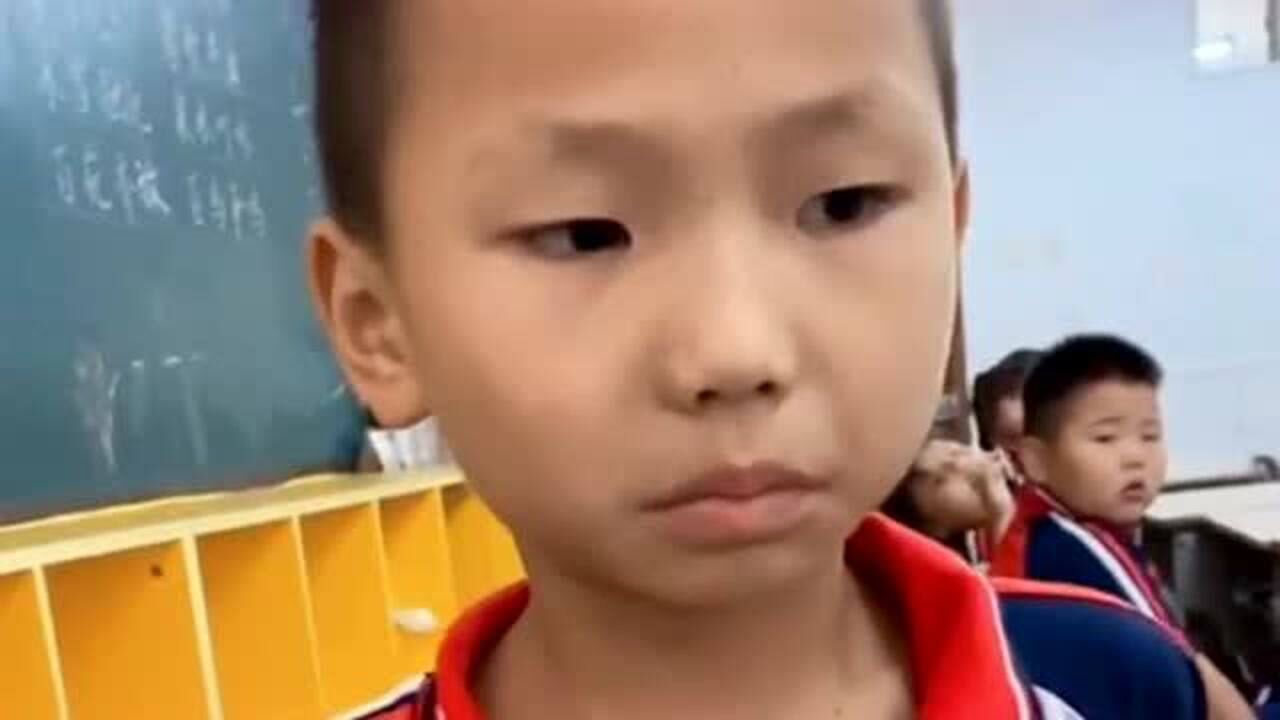 一年级学生想拉屎没有纸，光看这表情就很搞笑，这孩子八成有点窜稀！_高清