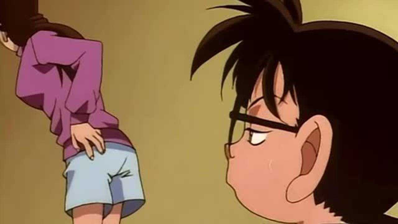 柯南把麻醉针打到了小兰的屁股上想把针抽出来却被小兰当成了色狼