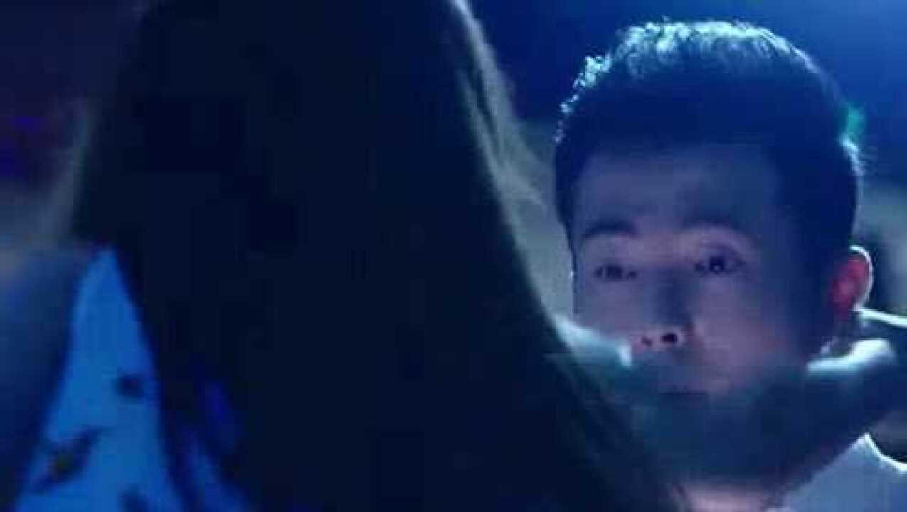 帅哥怎么都没想到，去趟酒吧，还能被2个美女强吻_高清1080P在线观看平台_腾讯视频