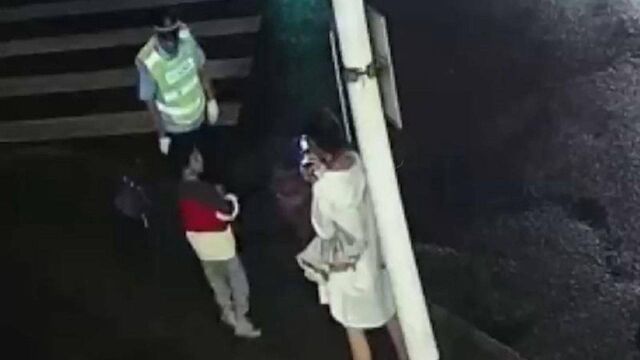 5岁男孩送深夜执勤交警一幅画