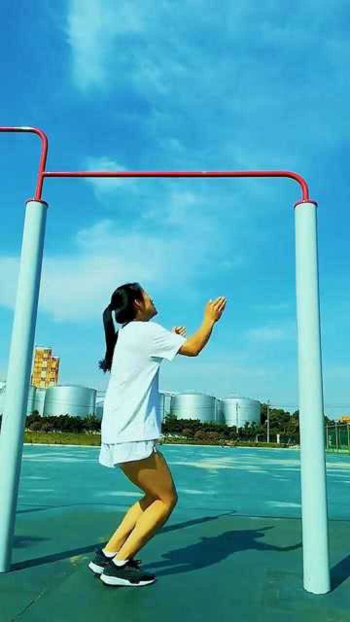 单臂引体向上,这妹子太厉害了