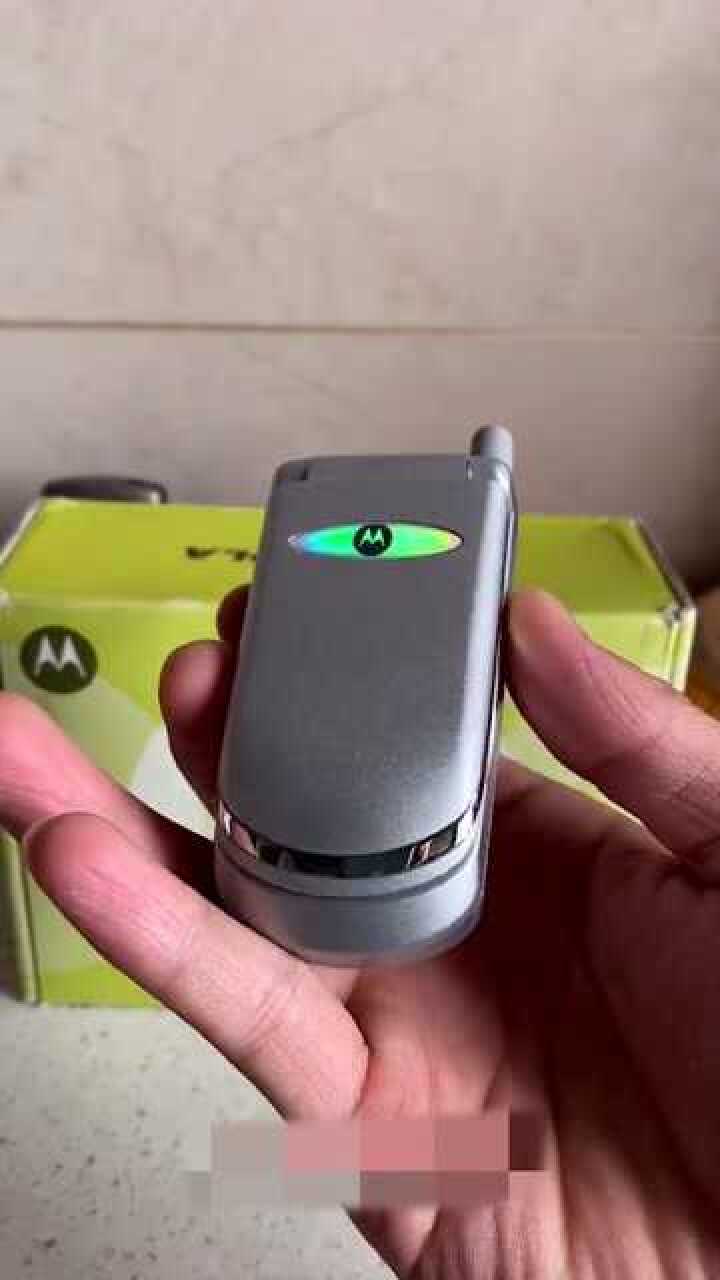 摩托罗拉v998彩屏版不愧是经典掌中宝翻盖手机秒杀当年的老年机