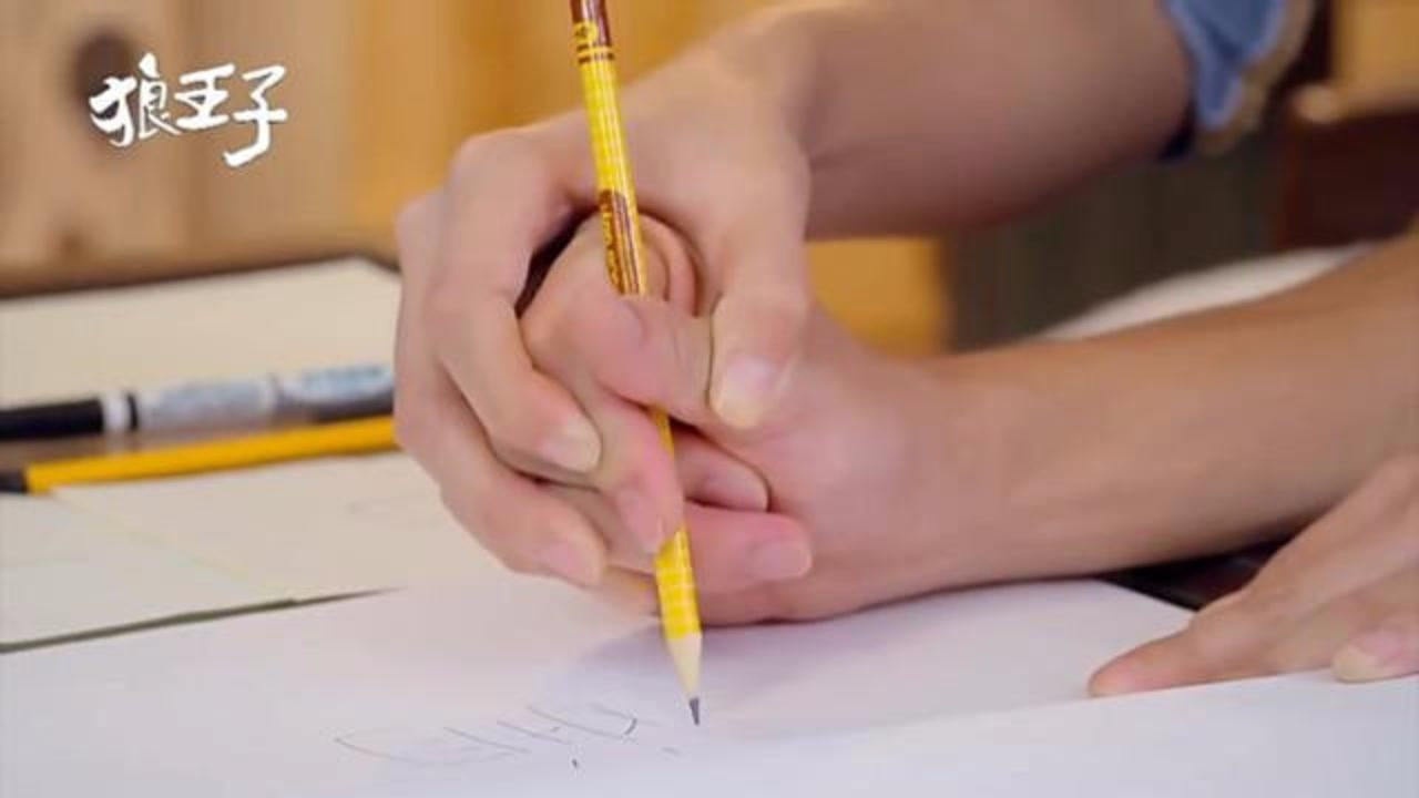 狼王子:女孩教狼孩认拼音,手把手教他写名字,狼爸被塞满狗粮