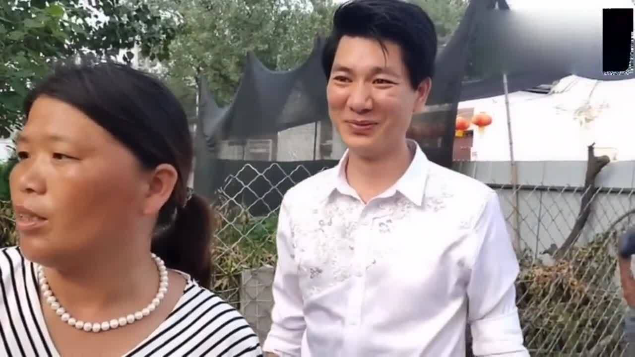 大衣哥大衣哥从天津演出回来回到家又有一个明星来找大衣哥