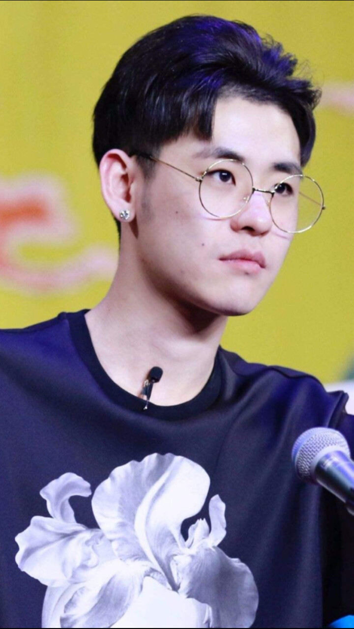 张云雷新杂志拍摄花絮,偷笑的模样太可爱了,今年冬天就穿这种厚厚的