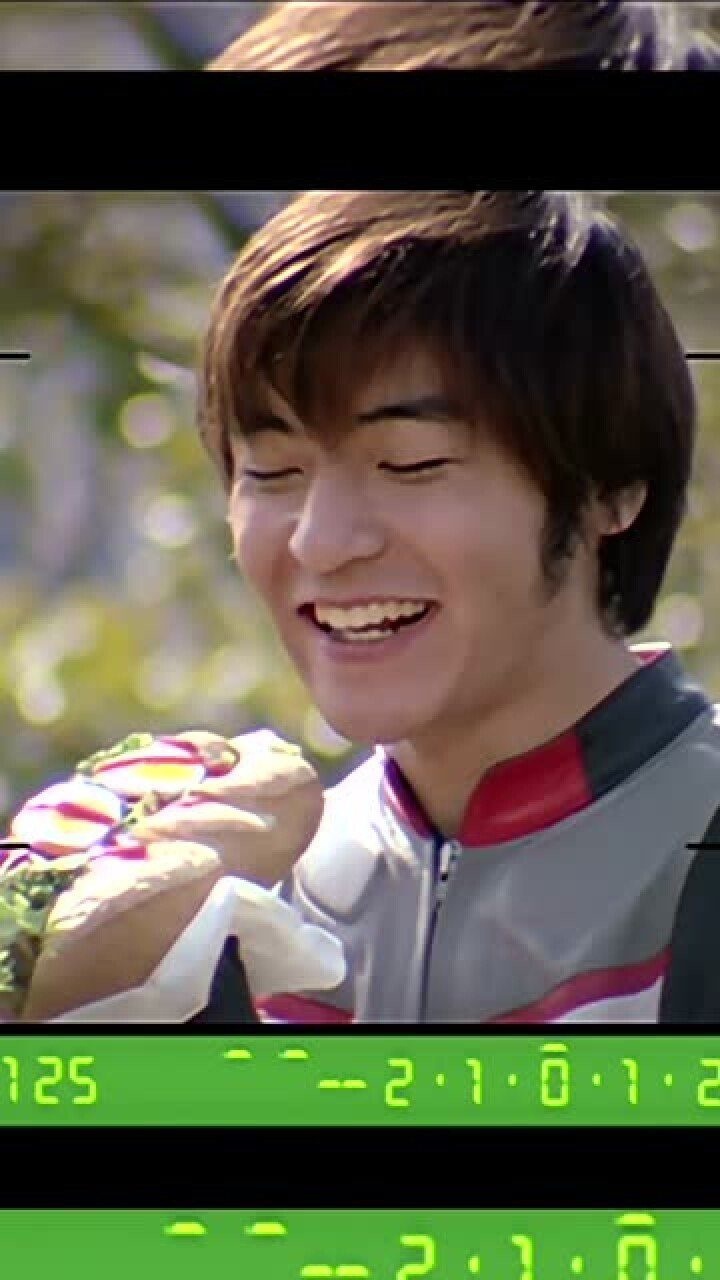 戴拿奥特曼人间体吃热狗被路人偷拍了