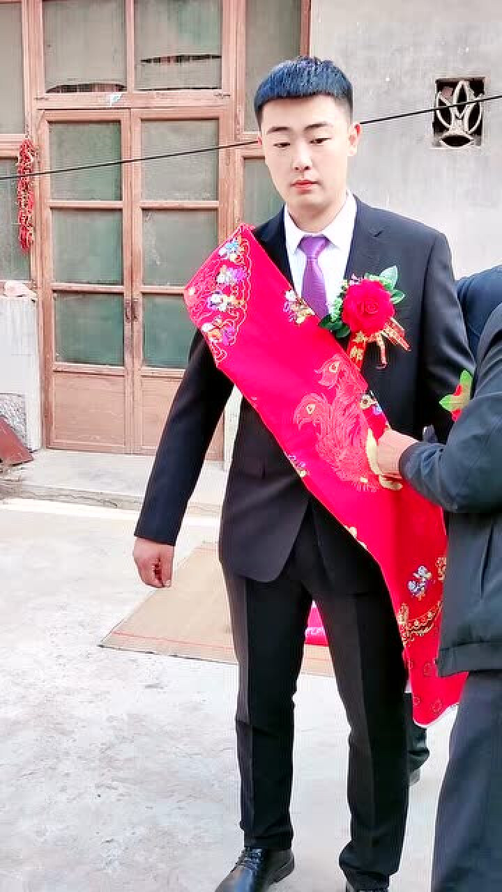 新郎披红叩喜头风俗