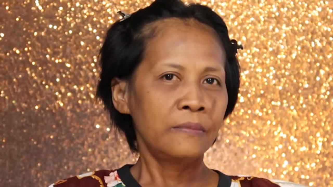 农村老人大变身,化妆像刷墙那样,摇身变年轻气质女神