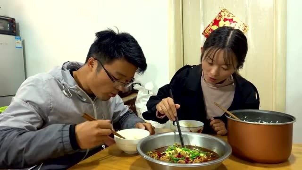 大sao做肥肠水煮给老婆解馋小两口吃得津津有味啊