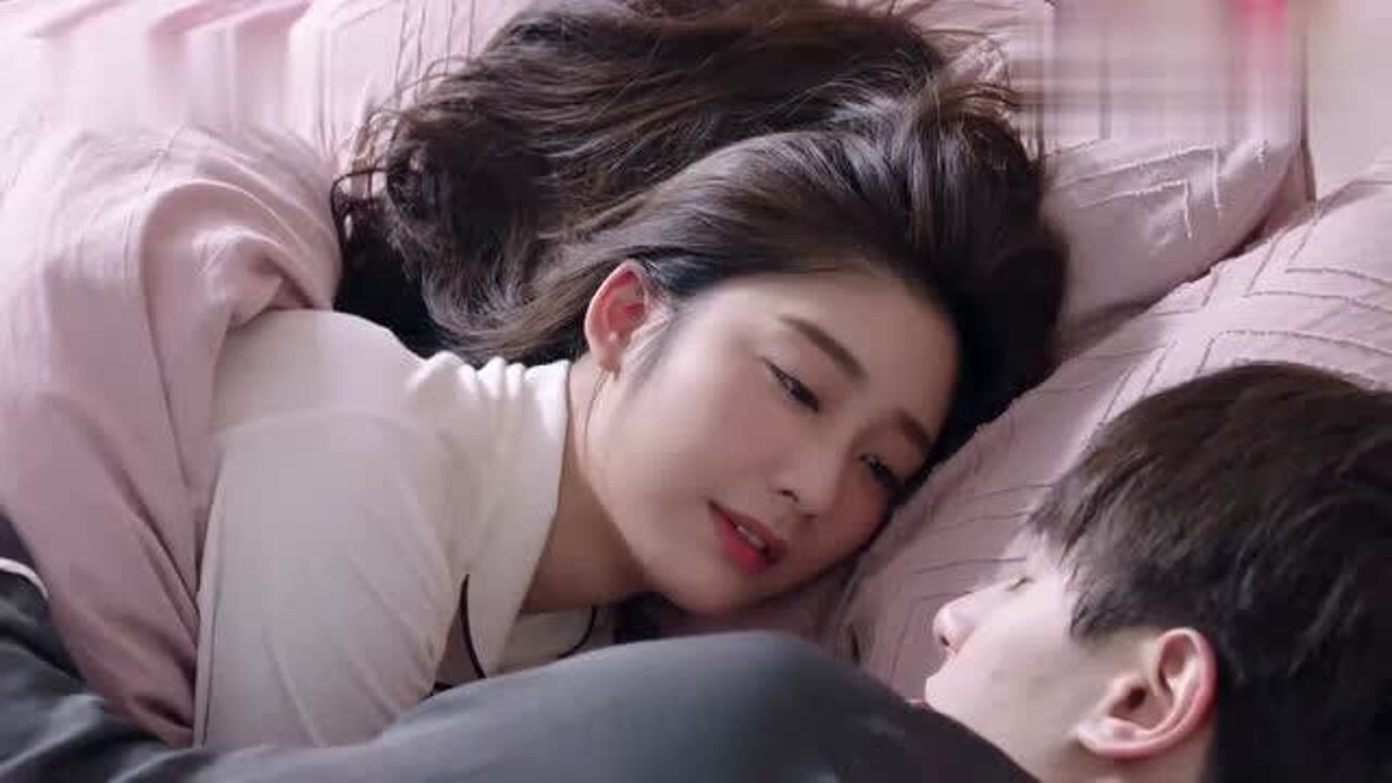 伊娃抚摸着阮东升的脸是在做梦吗俩人好甜啊