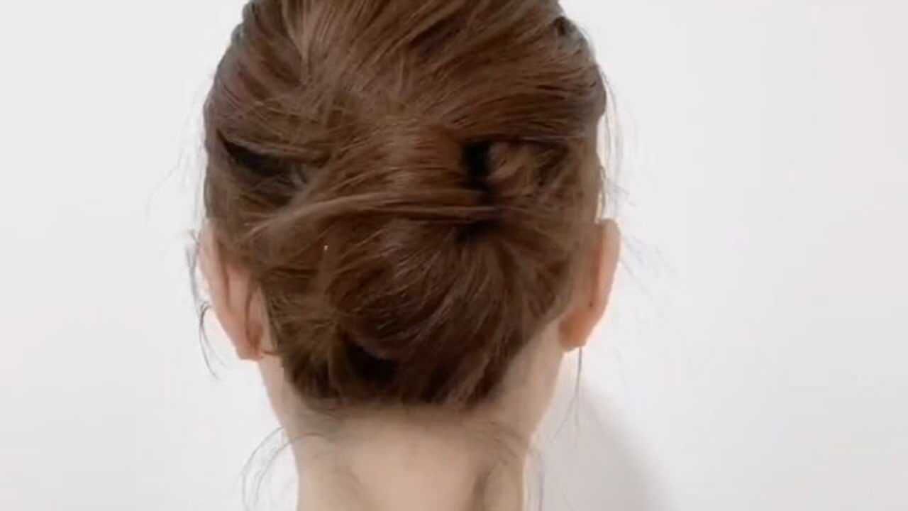 空姐职业低丸子头教程来了穿裙子这样扎也好看