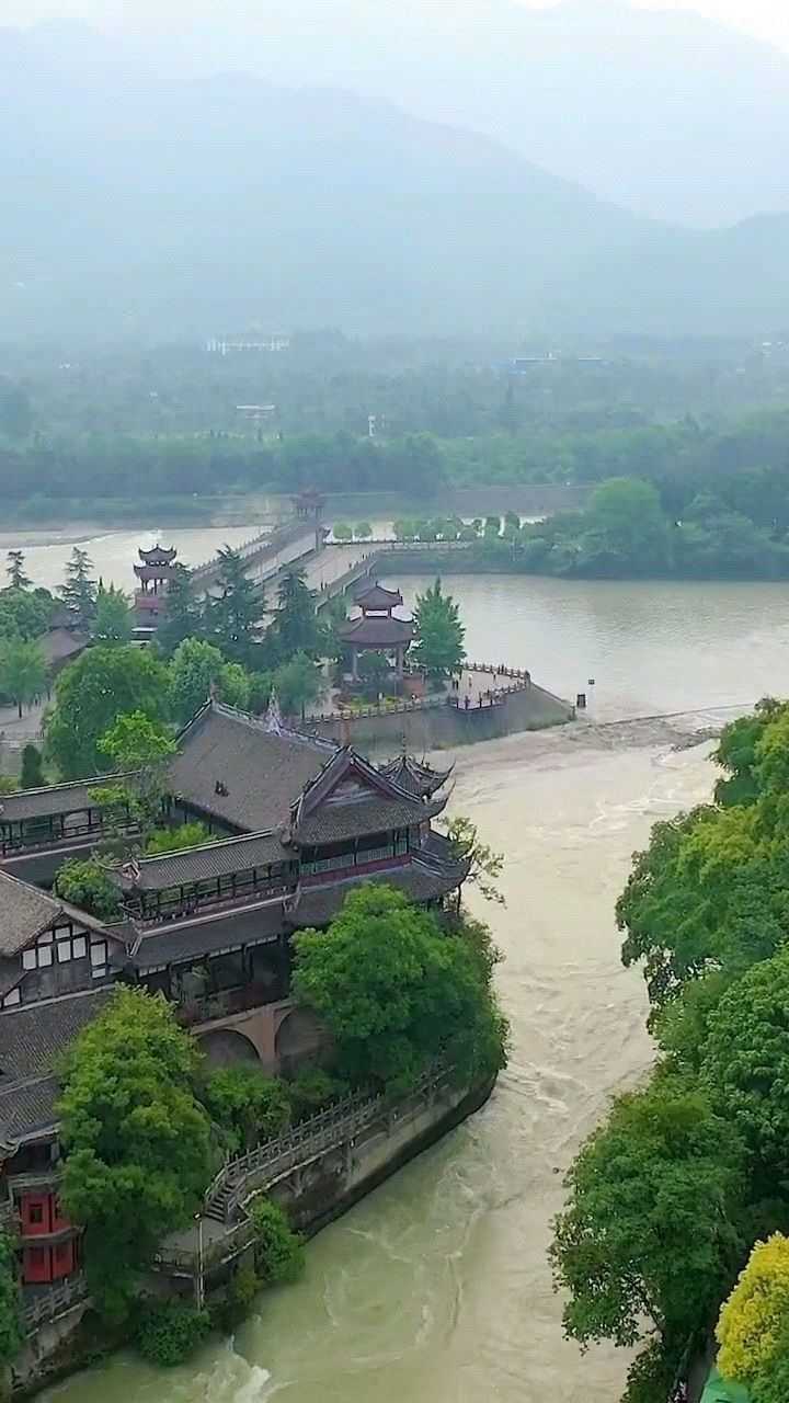 2000年前,李冰父子带领当地人修建的都江堰,如今还在发挥作用