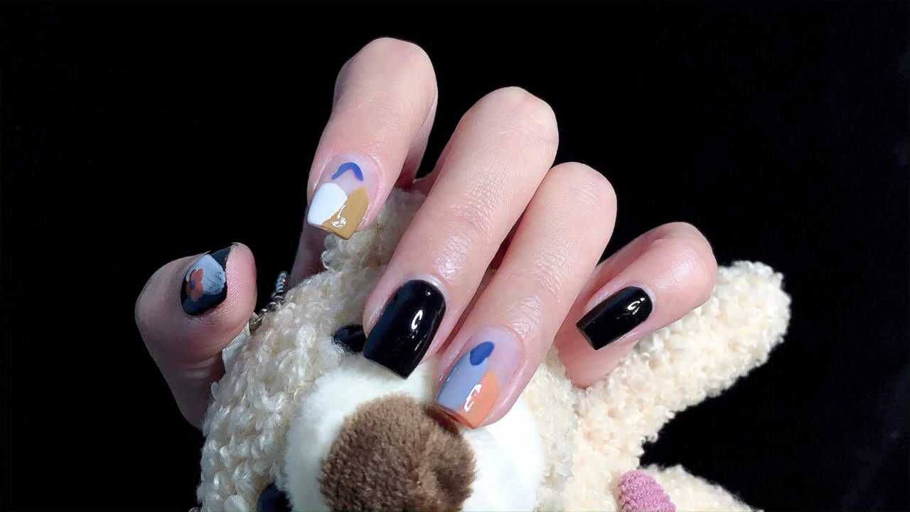 泫雅风小花撞色美甲