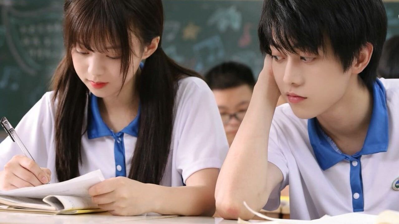 校霸帮同桌校花找回班费抓到小偷,谁不想要这样聪明帅气的同桌?