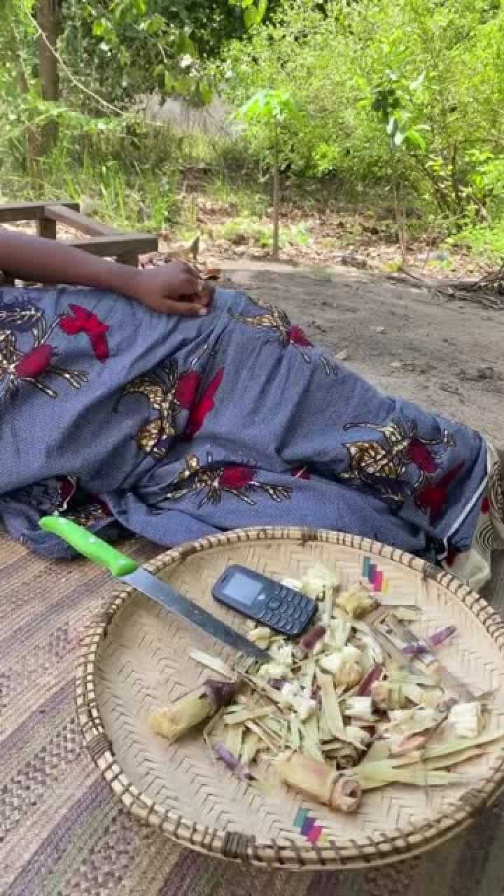 非洲孕妇肚子疼快要生了真是心疼她