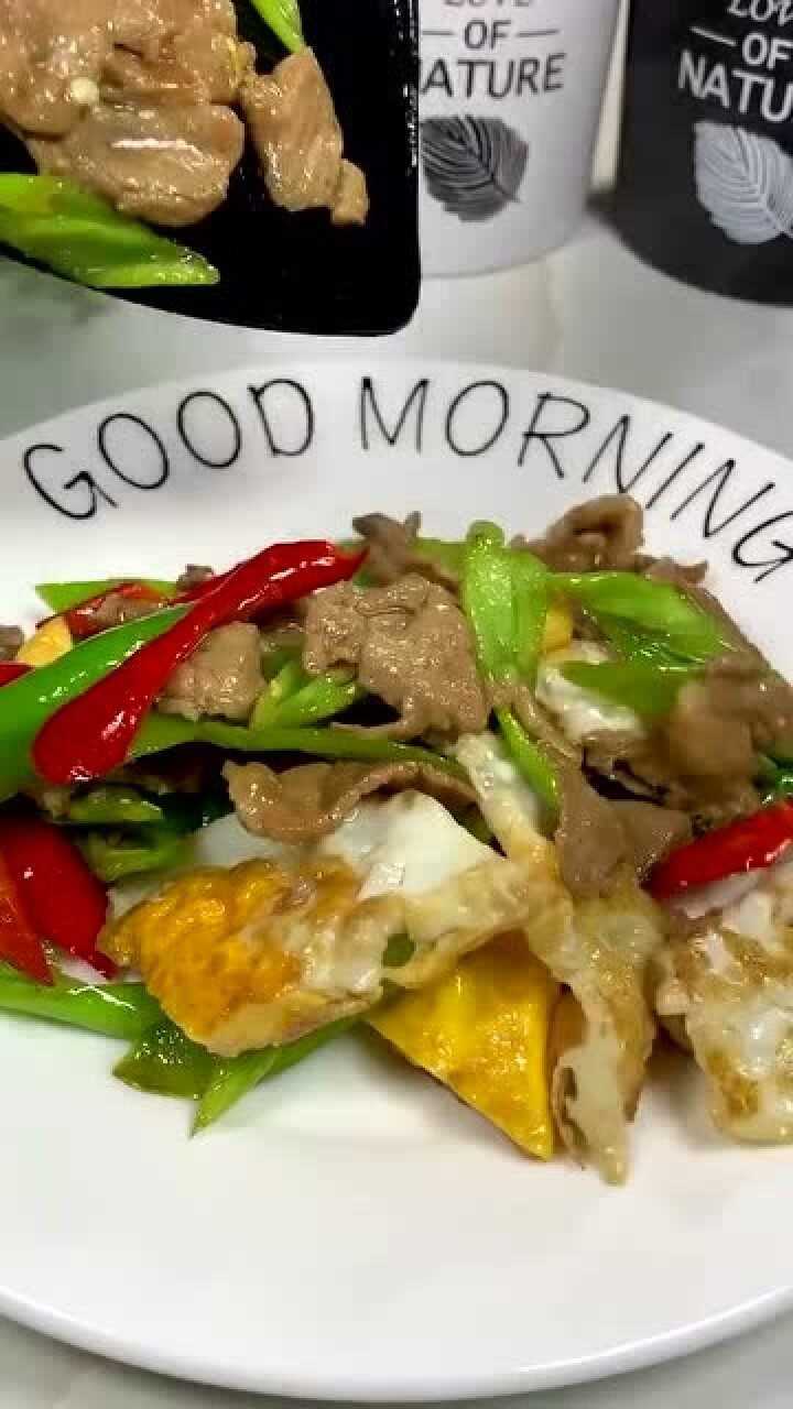 鸡蛋和肉片一起炒,实在太好吃了,如果你还没吃过可以试试看