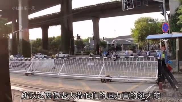 南京闹市的老火车,每天穿梭100多趟,铁路工月薪8000元