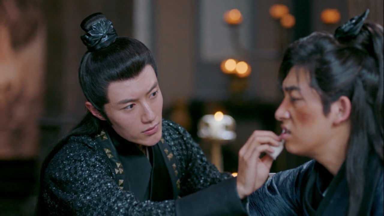 狼殿下莫霄称渤王每天除了喝酒就是和自己练武看渤王这样自己都很难受