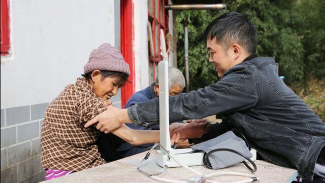 年轻医生秦岭山村扶贫,留守老人有了家庭医生,还帮老乡卖山货