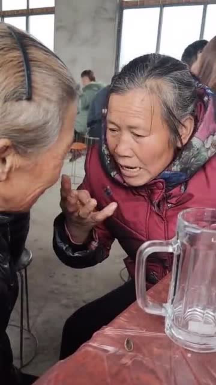 这就是农村地道的嚼舌根，酒席上两个大妈交头接耳说话_高清