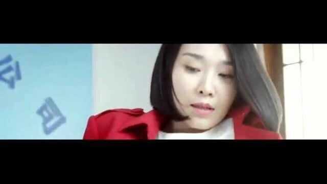 小伙把女老总抱到办公桌上,下一秒的动作惊呆女老板!不好意思看