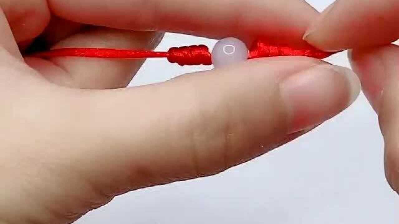 戴过的一次性口罩编个手链送给闺蜜会被嫌弃不