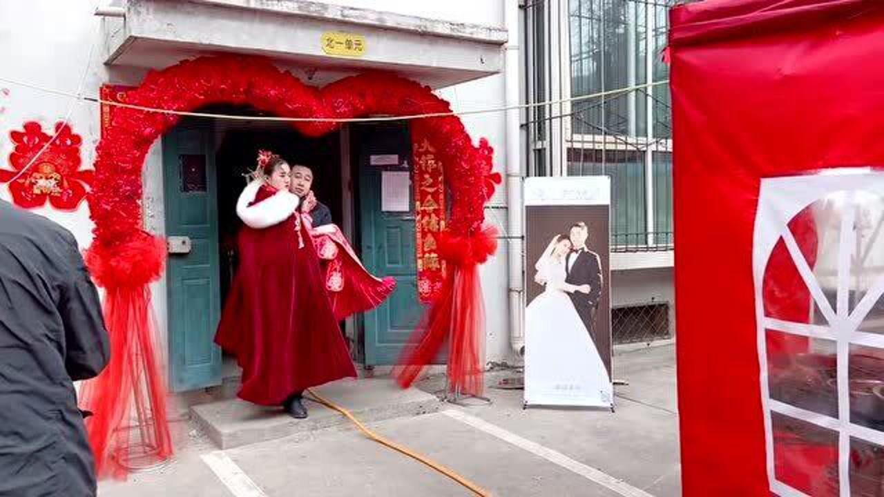 小舅子抱着自己的新娘姐姐下楼为她在夫家面前撑场子真的是有心了