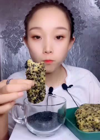 凉凉的百香果冰块,搭配上香甜的黑芝麻,吃起来特别满足