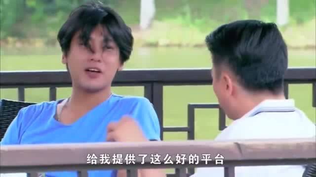 铭镇与表哥打网球,表哥夸赞铭镇办事利索