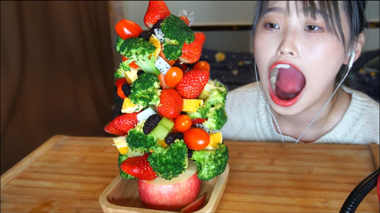 吃圣诞树!草莓西蓝花桑葚橙子火龙果还有会喷水的小柿子!
