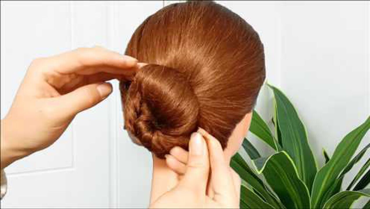 50岁妈妈辈的女人,出门头发这样盘,简单好看又时髦,自学自盘