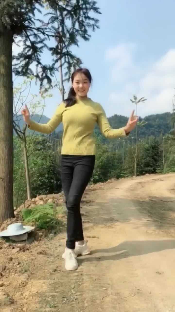 老家看到的美女这是谁家的媳妇呀这身材实在是好啊