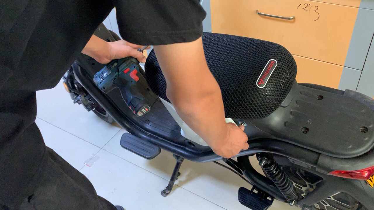 小牛电动车u1车型更换报警器教程!